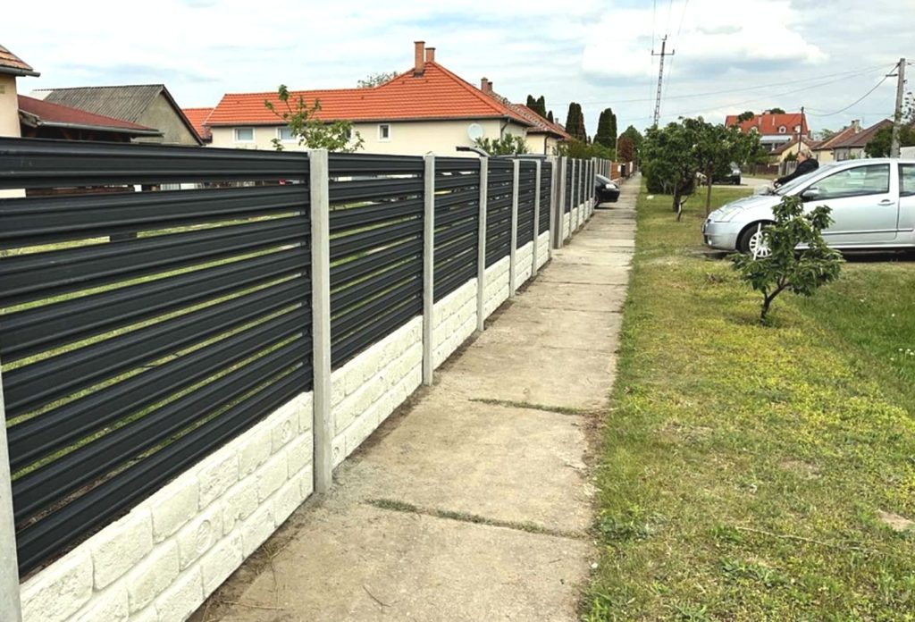 Gondozásmentes, Acél Lemez Léckerítés