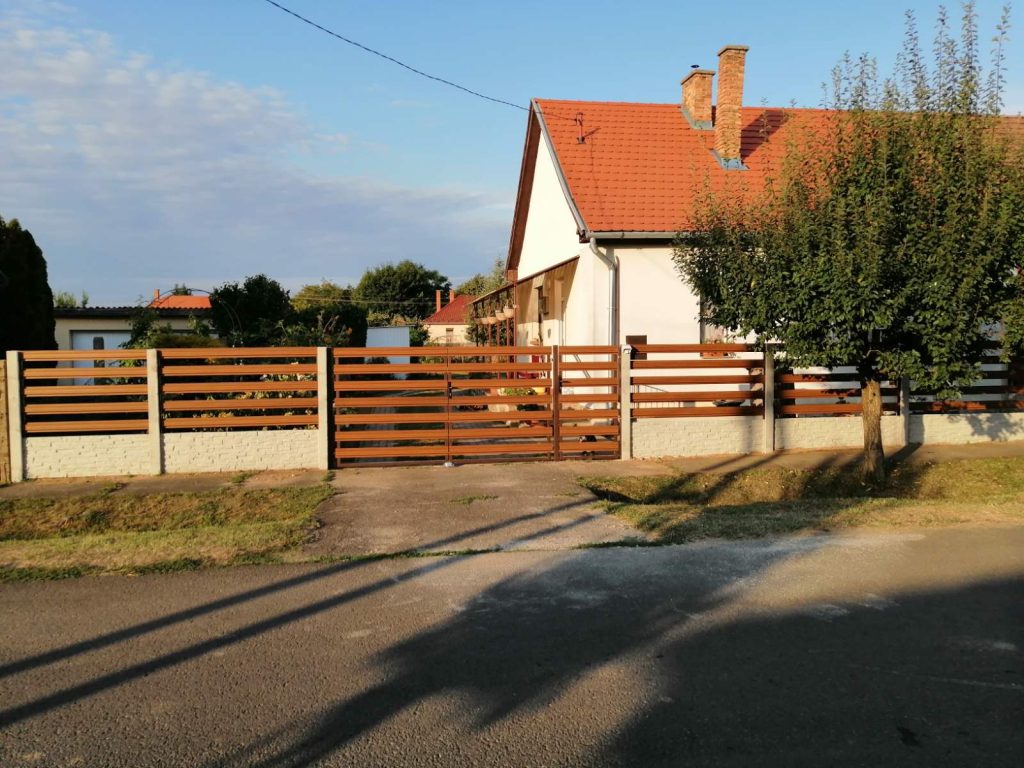Lécbetétes Betonkerítés kapuval