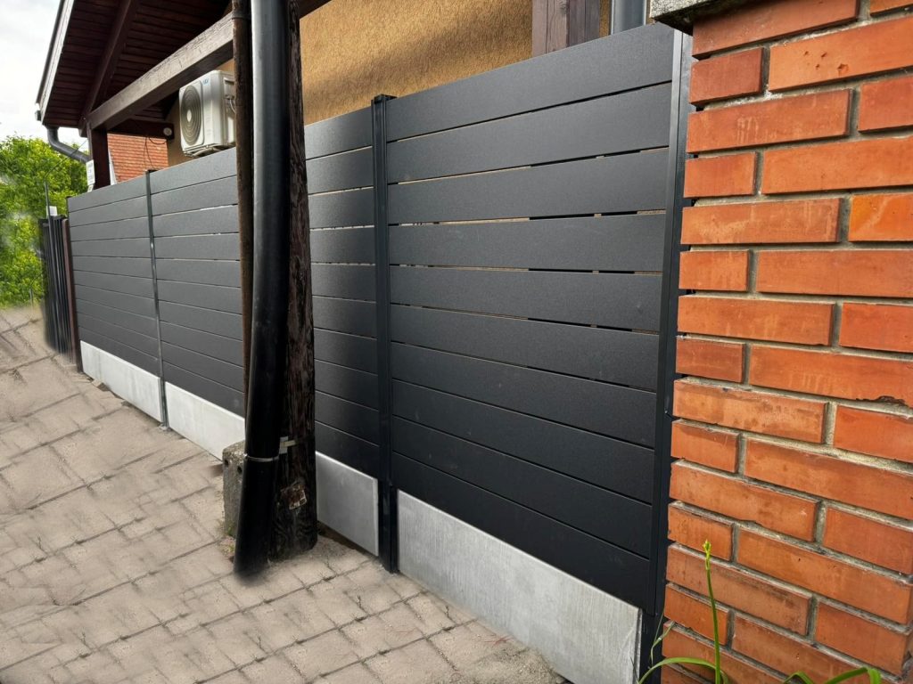 Belátásgátló, utcafronti kerítés, Modern kerítés