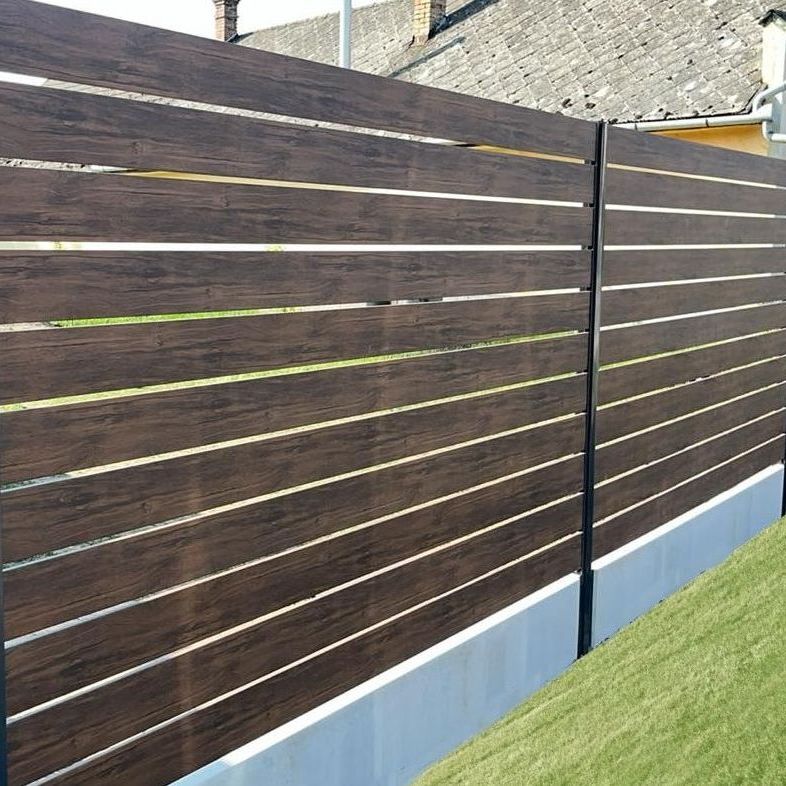 Utcafronti Modern Kerítés, Dió színű kerítéslécekkel 1,5cm léchézaggal