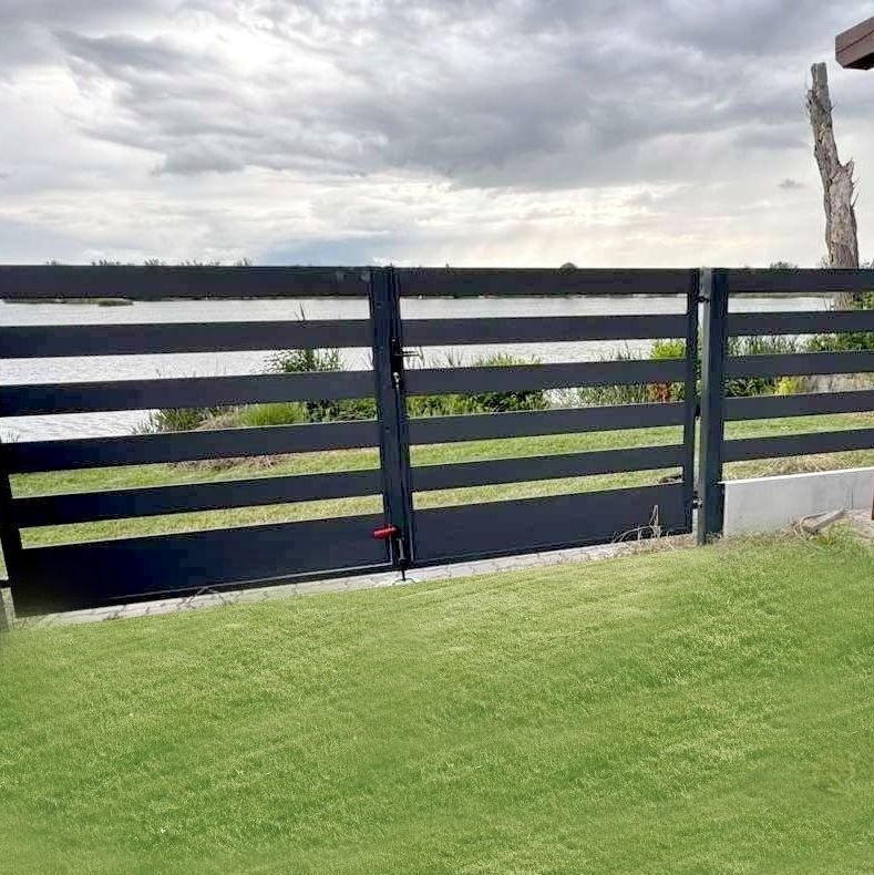 Tóra néző Modern kerítés 10cm léchézaggal Matt Antracit színben, Pest Megye